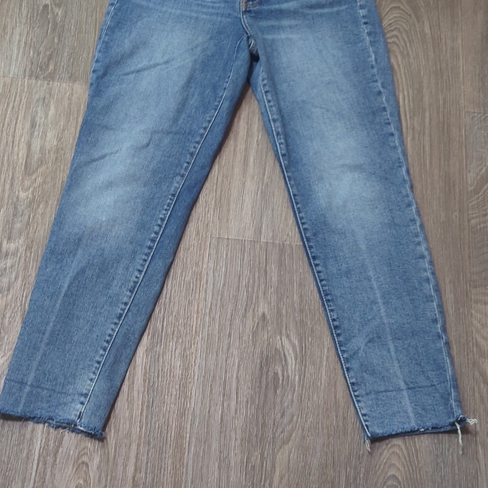 ❤️5/$25 Old Navy Mid-Wash Ankle Jeans - Picture 3 of 9